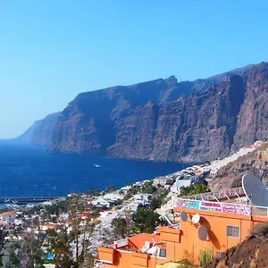 Con Vista Gigantes , Puerto de Santiago (Tenerife) Spagna